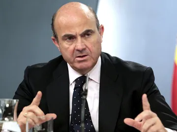 Luis de Guindos, en la rueda de prensa posterior al Consejo de ministros Luis de Guindos, en la rueda de prensa posterior al Consejo de ministros