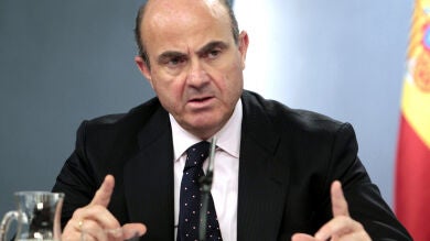 De Guindos evita hablar de la subida de impuestos al tabaco y el alcohol 