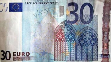 Un hombre consigue pagar en un supermercado alemán con un billete falso de 30 euros