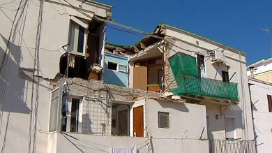 Desalojan a 26 personas tras caer una fachada por una explosión de gas en Barcelona