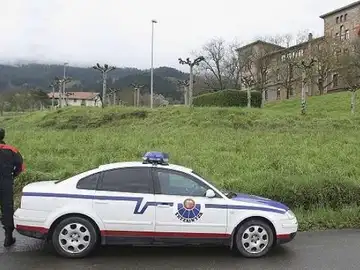 Un coche de la Ertzaintza. Un coche de la Ertzaintza.