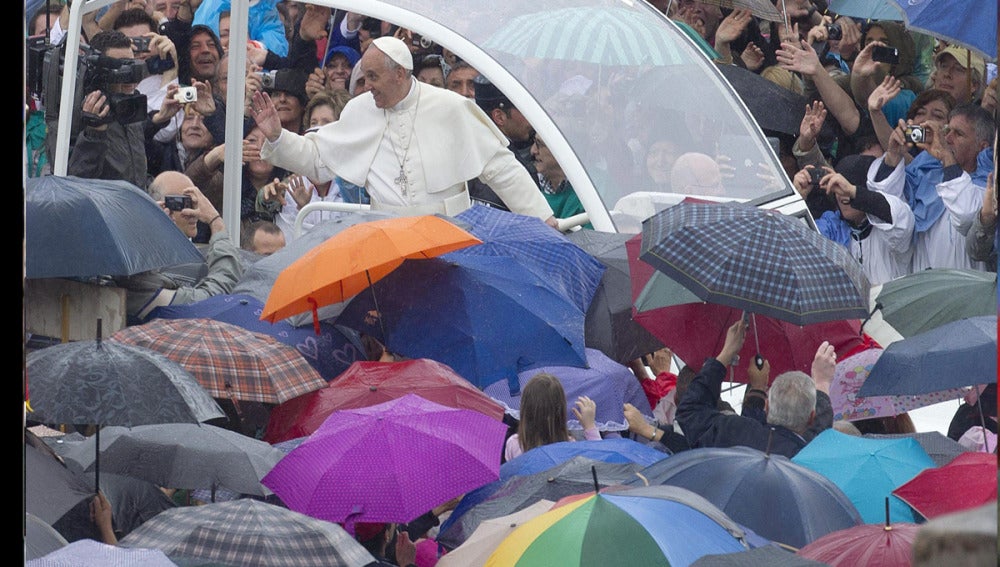 El Papa Francisco saludando a sus fieles