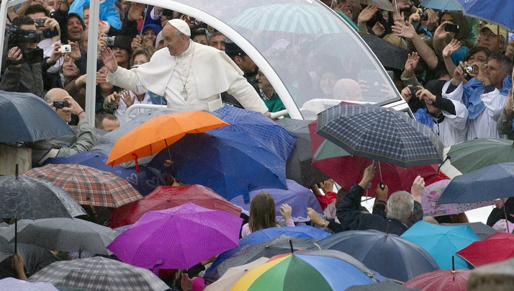 El Papa Francisco saludando a sus fieles