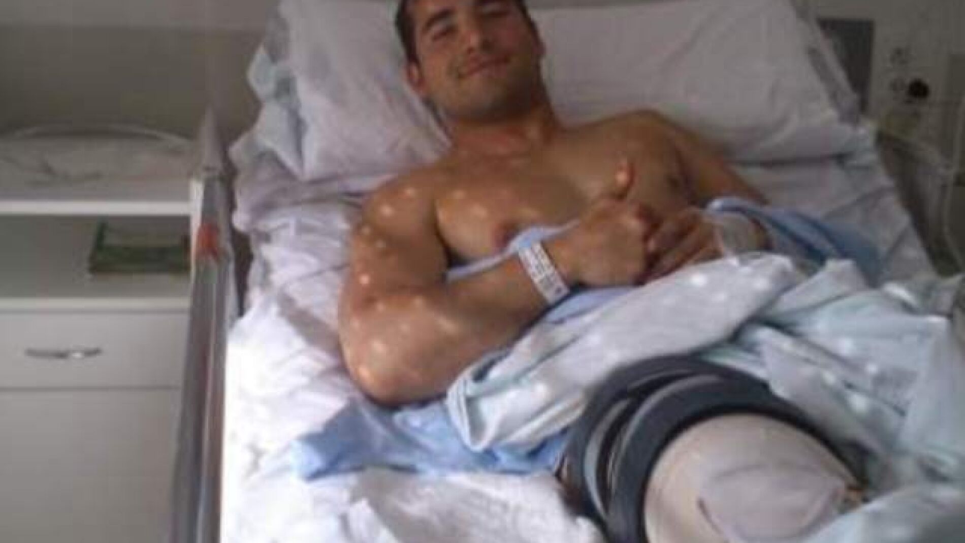 El paciente Adri&aacute;n Garc&iacute;a en el hospital