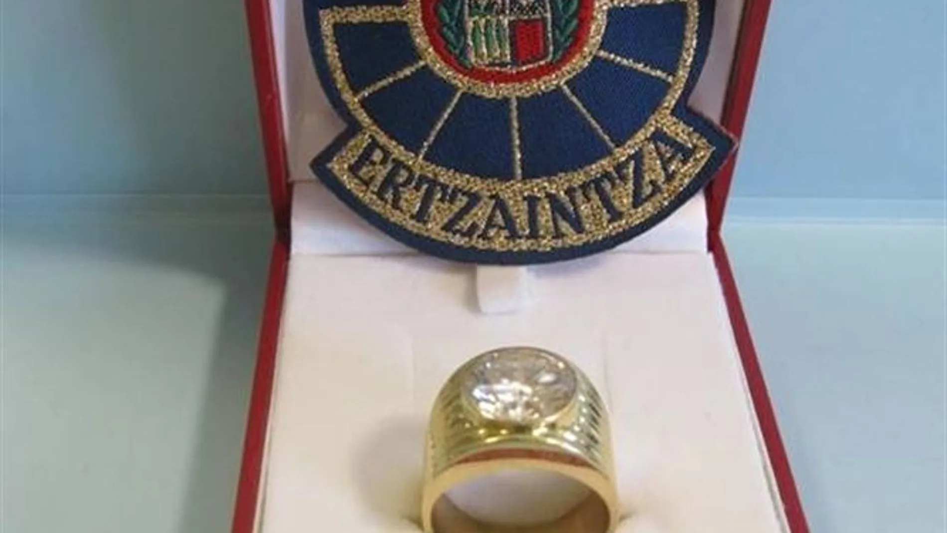 Imágen del anillo robado Imágen del anillo robado