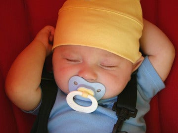 Un bebé durmiendo en su cuna Un bebé durmiendo en su cuna