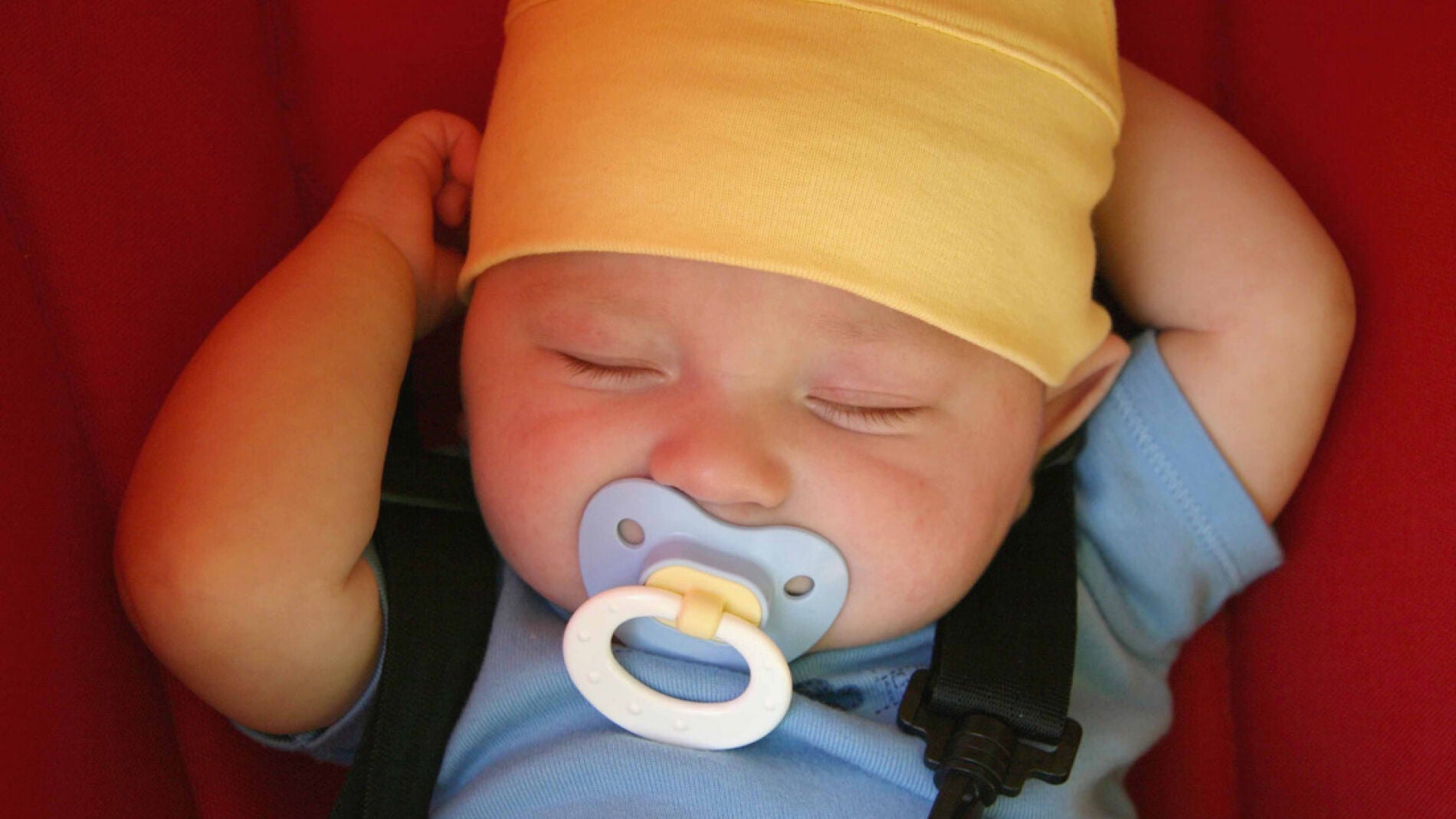 Un beb&eacute; durmiendo en su cuna