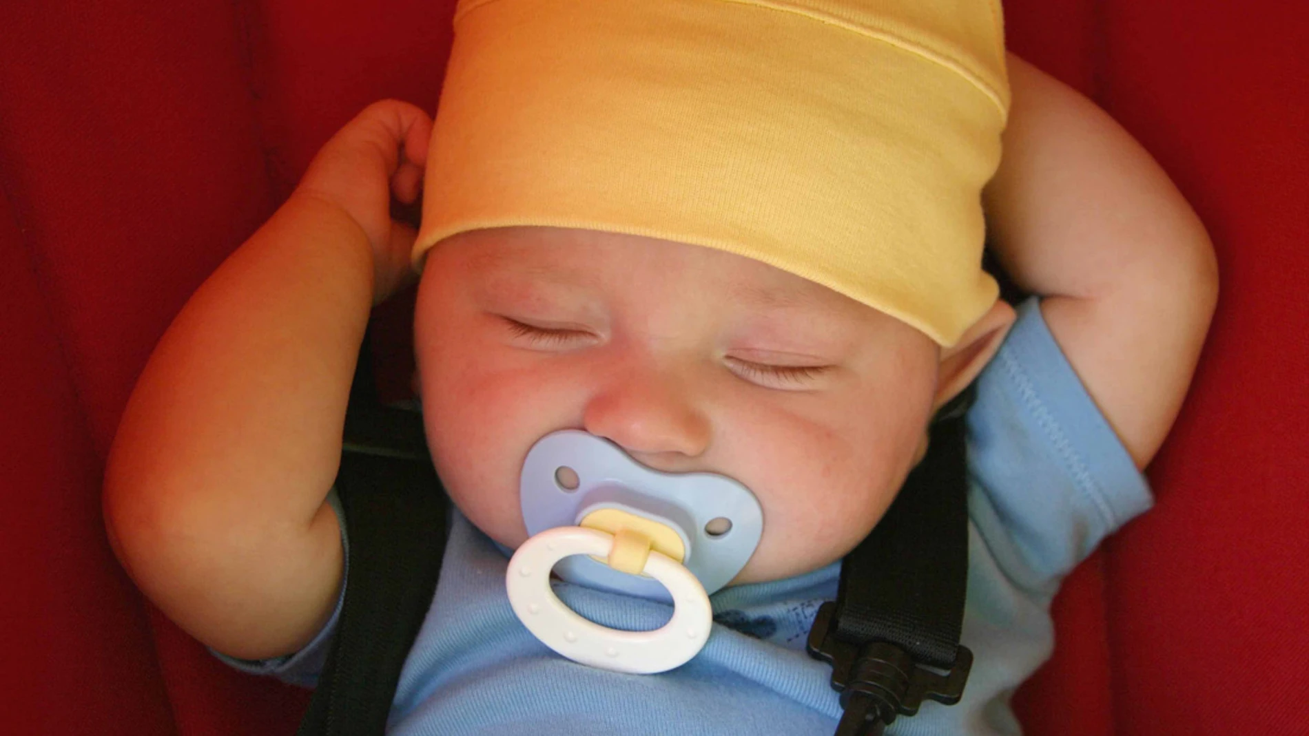 Un bebé durmiendo en su cuna Un bebé durmiendo en su cuna