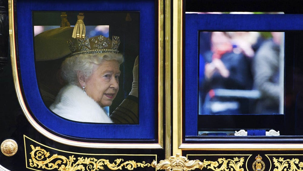 Isabel II en su llegada al acto de apertura al Parlamento