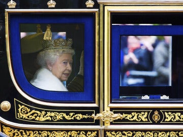 Isabel II en su llegada al acto de apertura al Parlamento