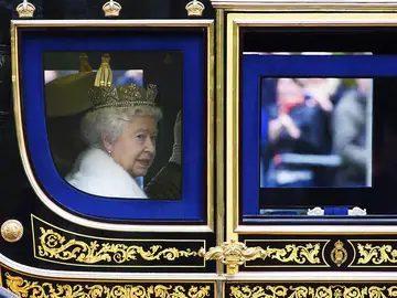 Isabel II en su llegada al acto de apertura al Parlamento Isabel II en su llegada al acto de apertura al Parlamento