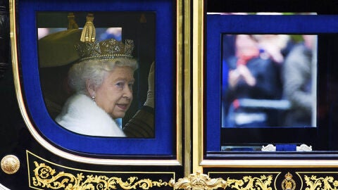 Isabel II en su llegada al acto de apertura al Parlamento