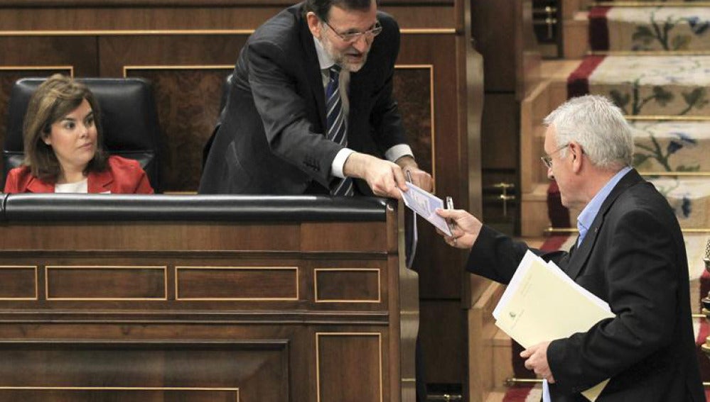 Cayo Lara entrega unos documentos al presidente del Gobierno, Mariano Rajoy