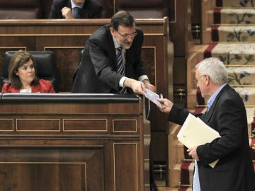 Cayo Lara entrega unos documentos al presidente del Gobierno, Mariano Rajoy