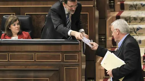 Cayo Lara entrega unos documentos al presidente del Gobierno, Mariano Rajoy Cayo Lara entrega unos documentos al presidente del Gobierno, Mariano Rajoy
