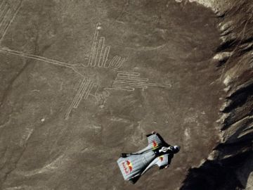 Dos paracaidistas sobrevuelan las Líneas de Nazca Dos paracaidistas sobrevuelan las Líneas de Nazca
