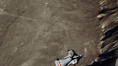 Dos paracaidistas sobrevuelan por primera vez las Líneas de Nazca, Perú