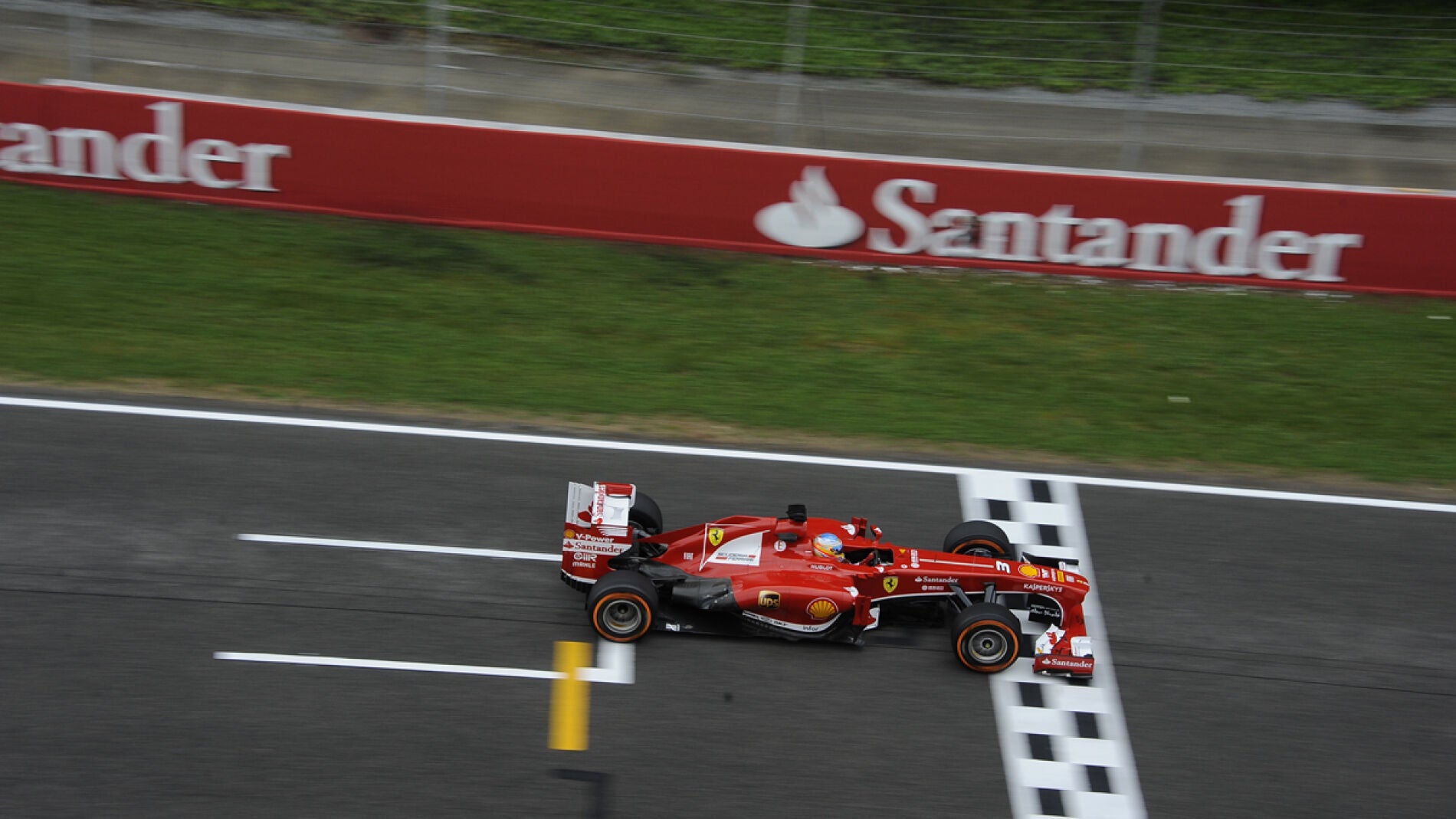 Alonso pasa por meta