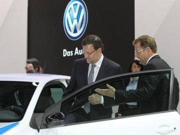 Mariano Rajoy durante su visita al Salón del Automóvil