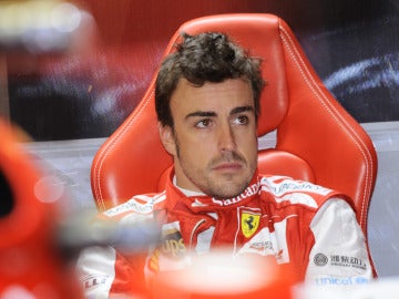 Alonso espera en su box