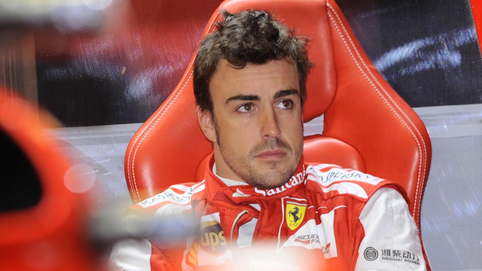 Alonso espera en su box