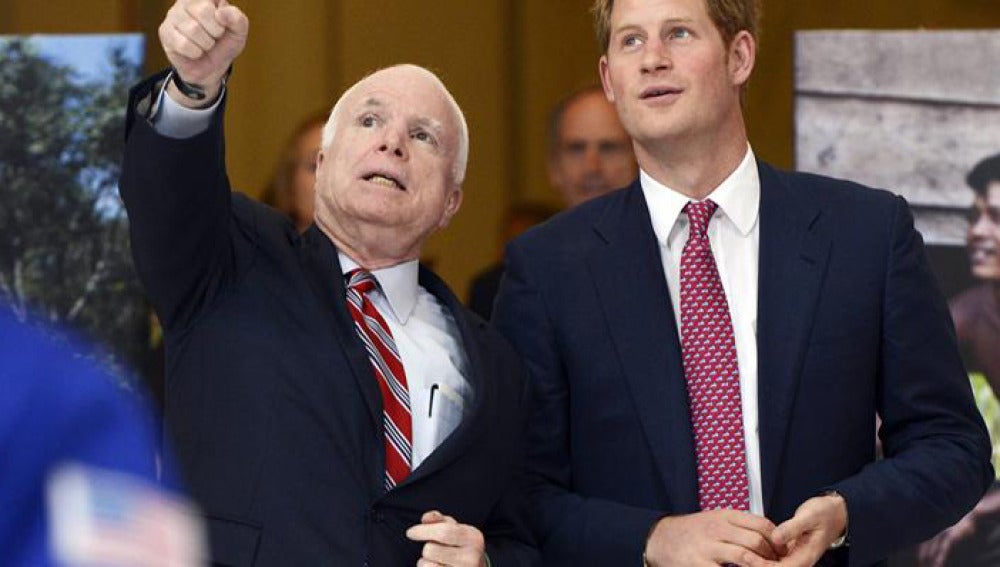 El príncipe Harry conversa con el senador Republicano por Arizona, John McCain