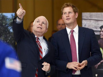 El príncipe Harry conversa con el senador Republicano por Arizona, John McCain
