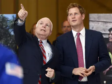 El príncipe Harry conversa con el senador Republicano por Arizona, John McCain El príncipe Harry conversa con el senador Republicano por Arizona, John McCain
