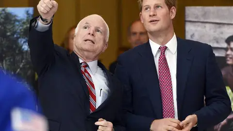 El príncipe Harry conversa con el senador Republicano por Arizona, John McCain El príncipe Harry conversa con el senador Republicano por Arizona, John McCain