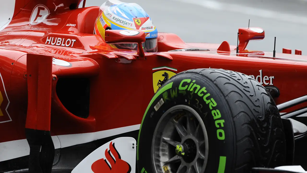 Alonso comanda un doblete de Ferrari en unos Libres 1 marcados por el agua