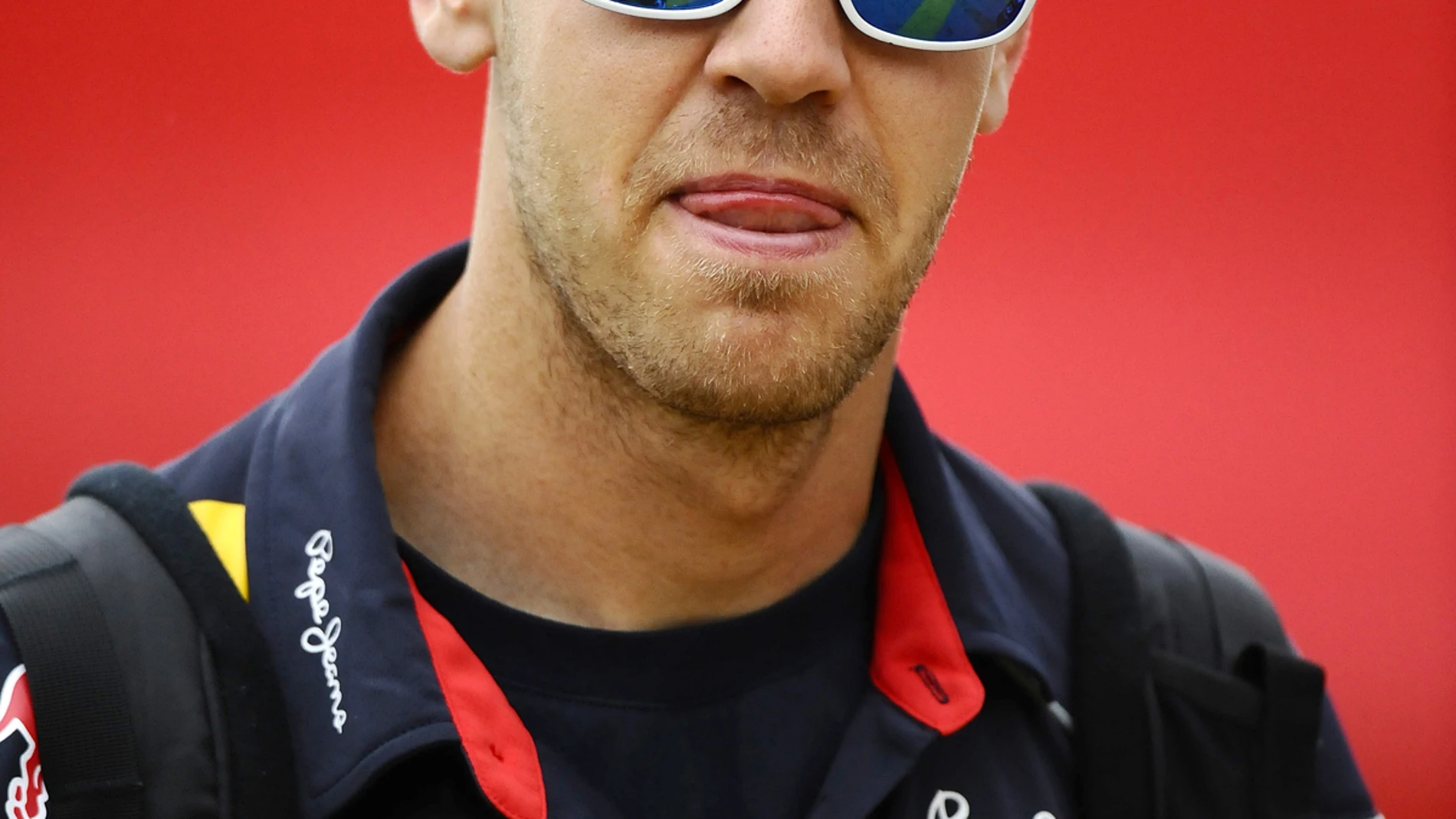 Vettel presume de gafas de sol