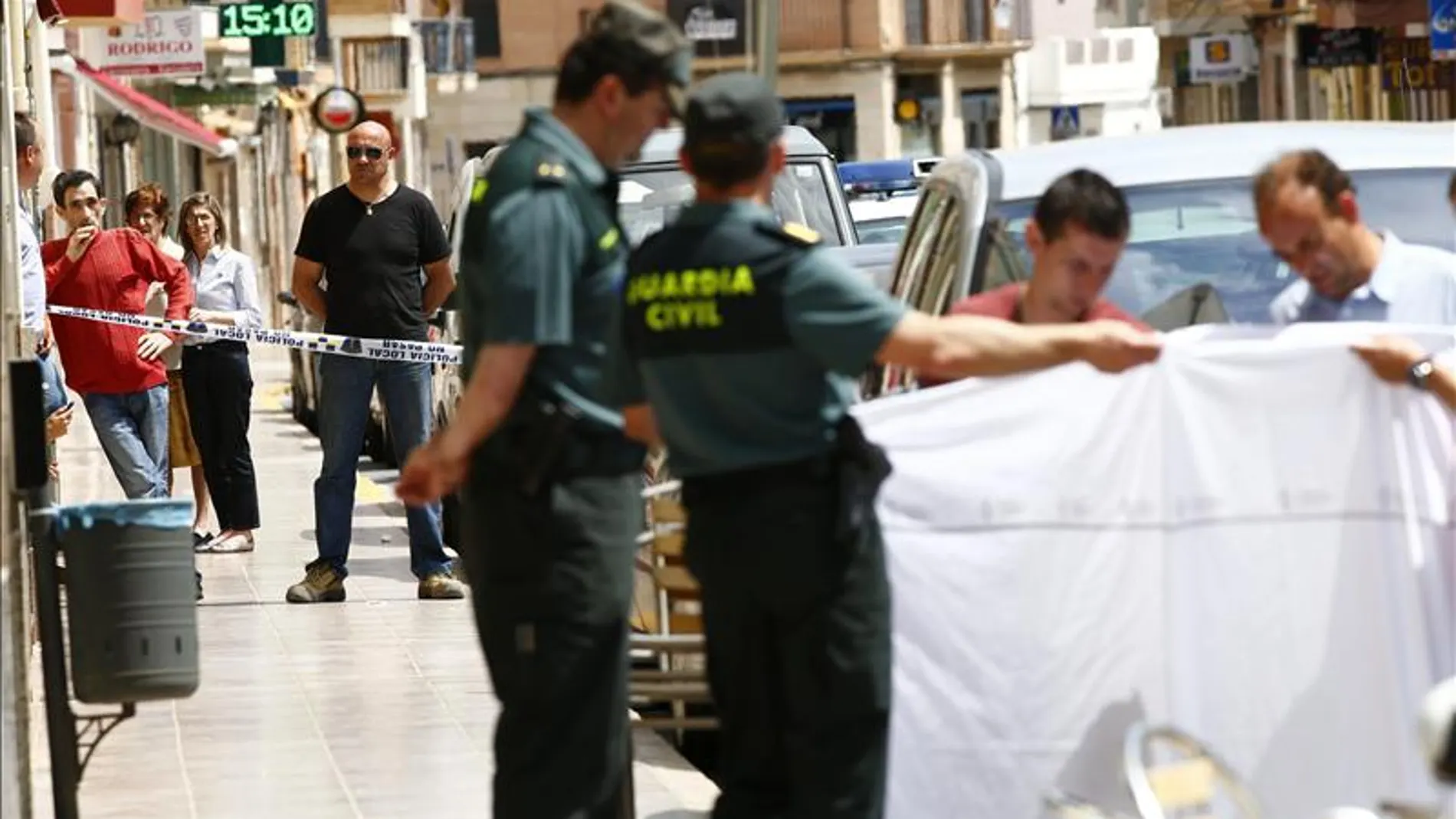 La Guardia Civil acordona el lugar del suceso en Rafelbuñol La Guardia Civil acordona el lugar del suceso en Rafelbuñol