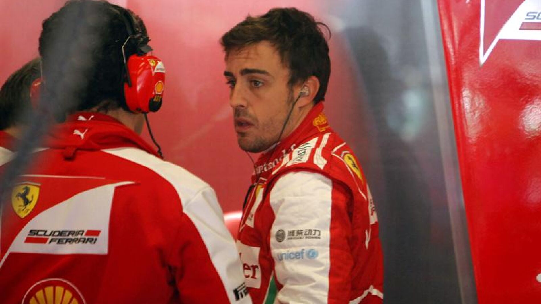 Alonso en el box de Ferrari