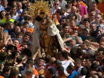 La Virgen de los Desamparados entre valencianos