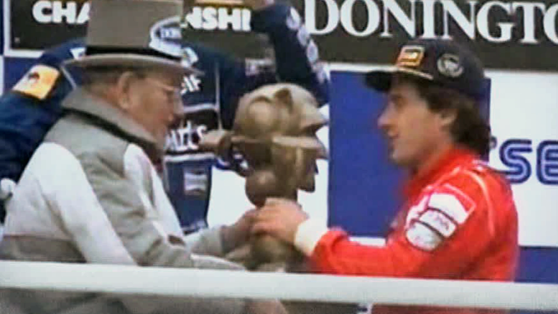 Senna levanta el trofeo Sonic