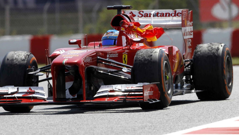 Alonso celebra la victoria en Montmel&oacute;