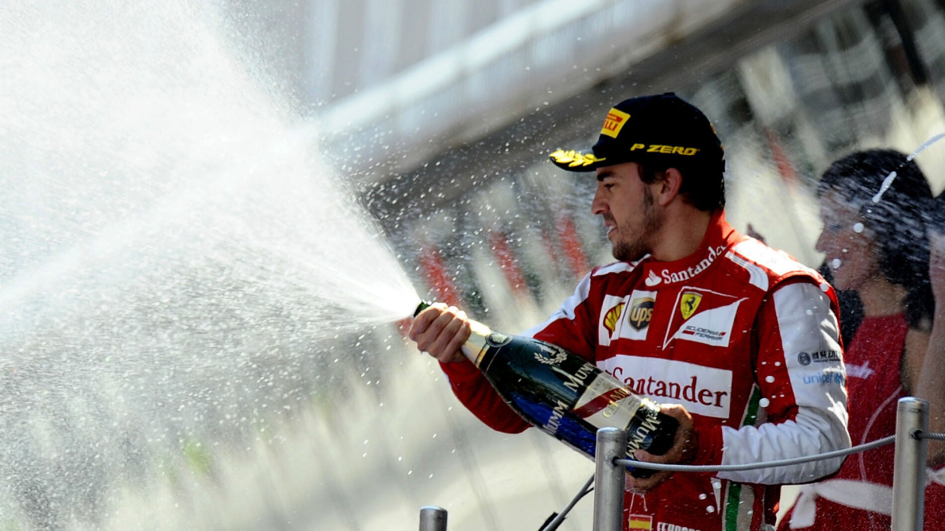 Alonso celebra la victoria en Espa&ntilde;a