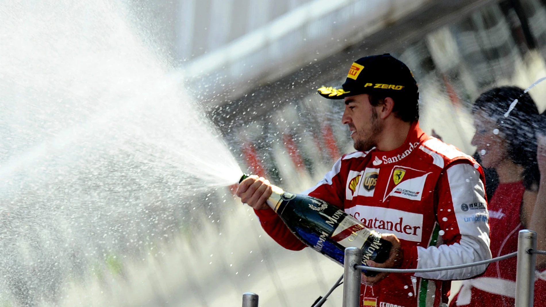 Alonso celebra la victoria en España