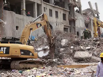 Operarios retiran escombros tras el derrumbe de un edificio en Bangladesh Operarios retiran escombros tras el derrumbe de un edificio en Bangladesh