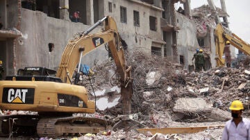 Operarios retiran escombros tras el derrumbe de un edificio en Bangladesh