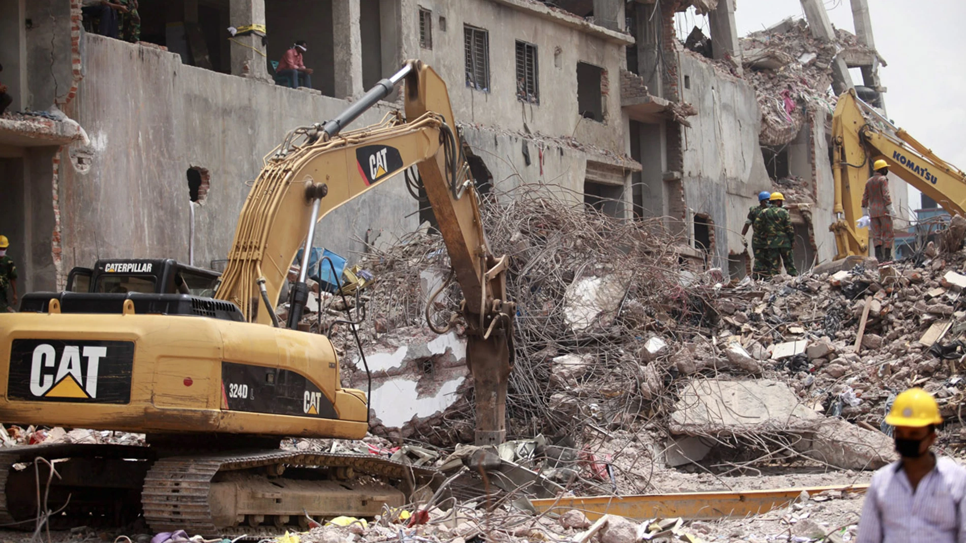 Operarios retiran escombros tras el derrumbe de un edificio en Bangladesh Operarios retiran escombros tras el derrumbe de un edificio en Bangladesh