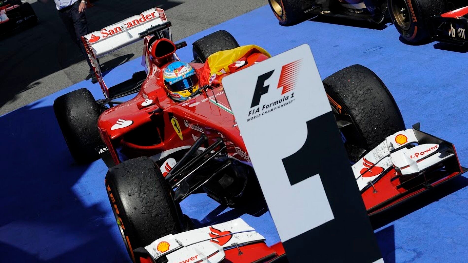 Fernando llega al paddock