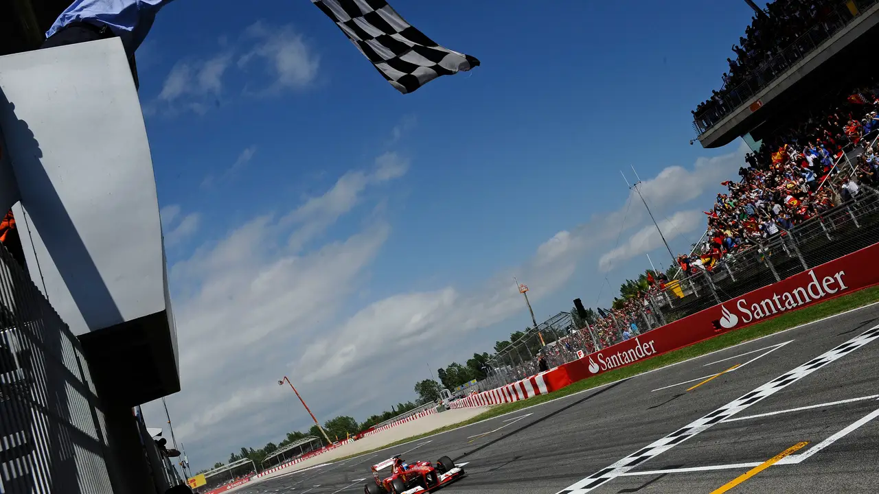 Alonso cruza la bandera a cuadros