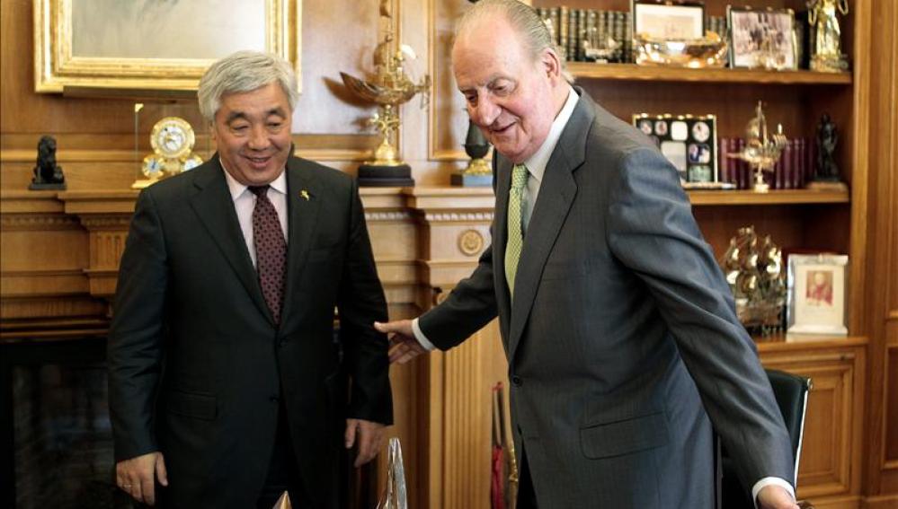 El Rey conversa con el ministro de Asuntos Exteriores de Kazajistán, Erlan Idrissov