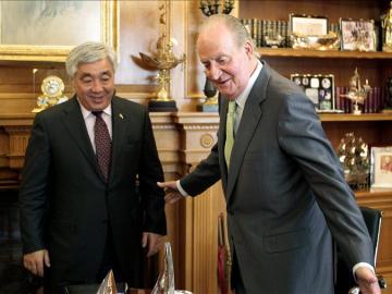 El Rey conversa con el ministro de Asuntos Exteriores de Kazajistán, Erlan Idrissov