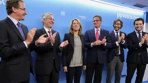 Arantza Quiroga, junto a su antecesor en el cargo, Antonio Basagoiti Arantza Quiroga, junto a su antecesor en el cargo, Antonio Basagoiti
