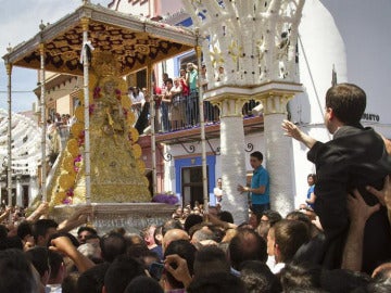 Un sacerdote reza una salve en la procesión extraordinaria de la Virgen del Rocío