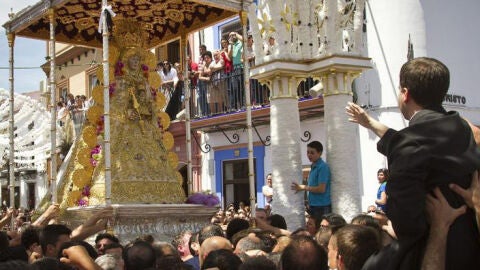Un sacerdote reza una salve en la procesi&oacute;n extraordinaria de la Virgen del Roc&iacute;o