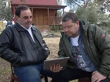 Chicote le enseña las opiniones a Cristóbal Chicote le enseña las opiniones a Cristóbal