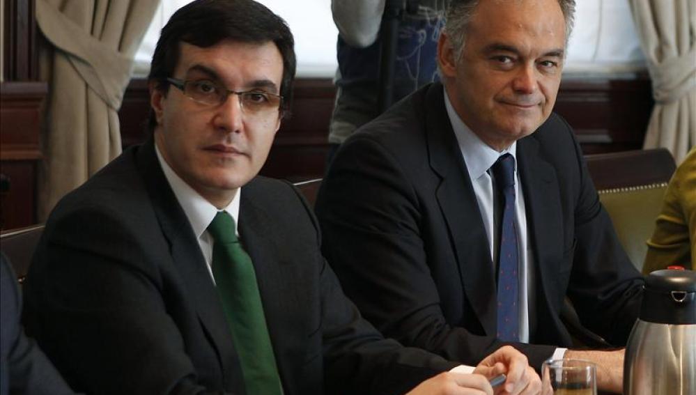 El secretario de Estado de Relaciones con las Cortes, José Luis Ayllón (i) y el vicesecretario de Estudios y Programas del PP, Esteban González Pons, 